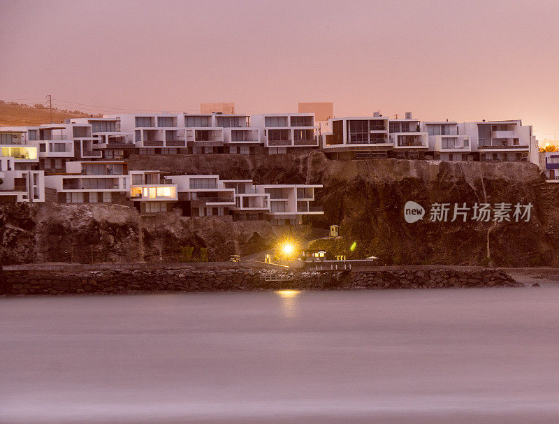 秘鲁Punta Hermosa的沿海景观和现代房屋